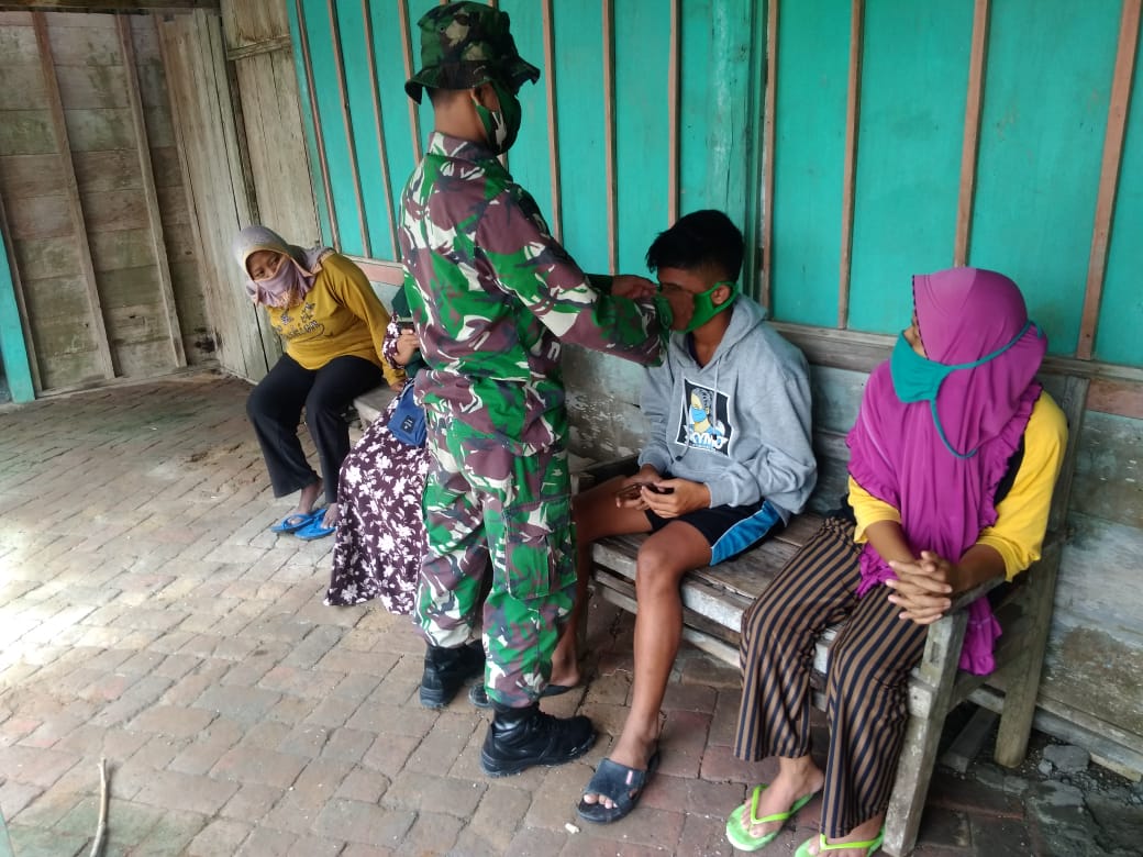 Anggota Satgas TMMD 110 Bojonegoro Membantu Melaksanakan Penertiban Masker