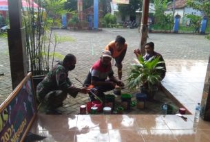 Warga Ngrancang Tambakrejo Bojonegoro, Turut Pengecatan Pagar Balai Desa