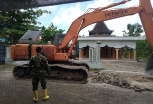 Bakal Diaspal, Paving Ruas Jalan Jatimulyo Tambakrejo Bojonegoro Dikeruk Pakai Eskavator