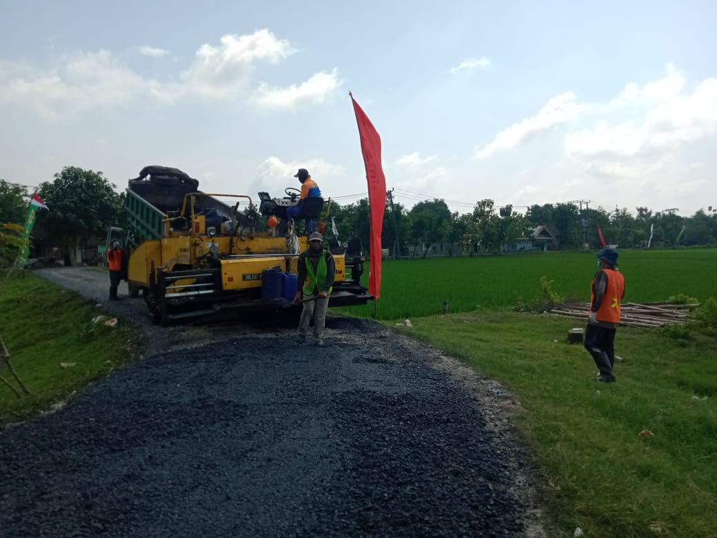 Alat Berat Datang, Jalan Program TMMD 110 Bojonegoro Segera Diaspal