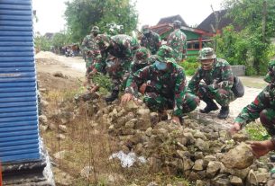 Pemerataan Batu, Satgas TMMD 110 Bojonegoro Bersama Warga Gotong Royong