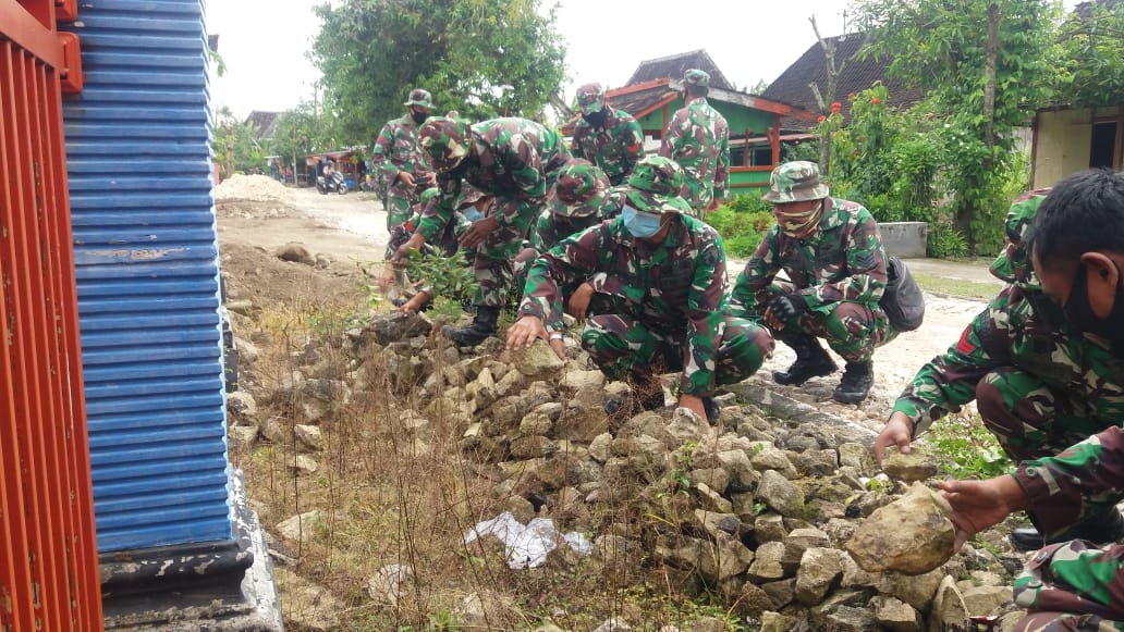 Pemerataan Batu, Satgas TMMD 110 Bojonegoro Bersama Warga Gotong Royong