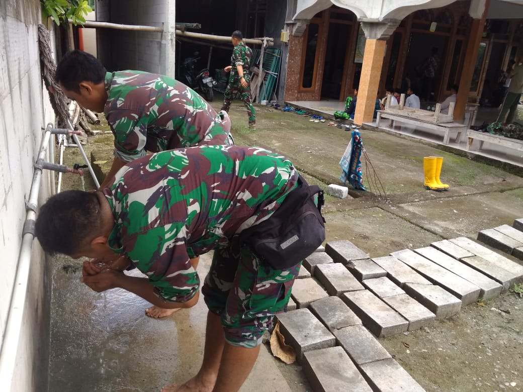 Satgas TMMD 110 Bojonegoro Melaksanakan Shalat Dhuhur Di Masjid Dusun Kalongan