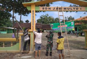 Satgas TMMD 110 Bojonegoro Memasang Banner PPKM Mikro