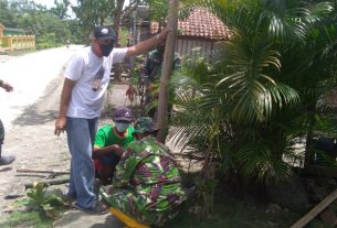 Anggota TMMD 110 Bojonegoro Bersama Warga Kompak Dirikan Umbul-Umbul