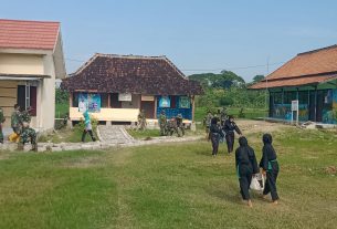 TMMD 110 Bojonegoro, Pendekar Wanita Ngrancang Bersama TNI Bersih-Bersih