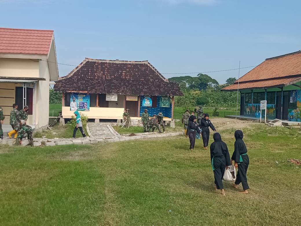 TMMD 110 Bojonegoro, Pendekar Wanita Ngrancang Bersama TNI Bersih-Bersih
