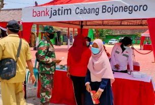 Ibu Rumah Tangga Bersyukur Adanya Pasar Murah Dilokasi TMMD 110 Bojonegoro