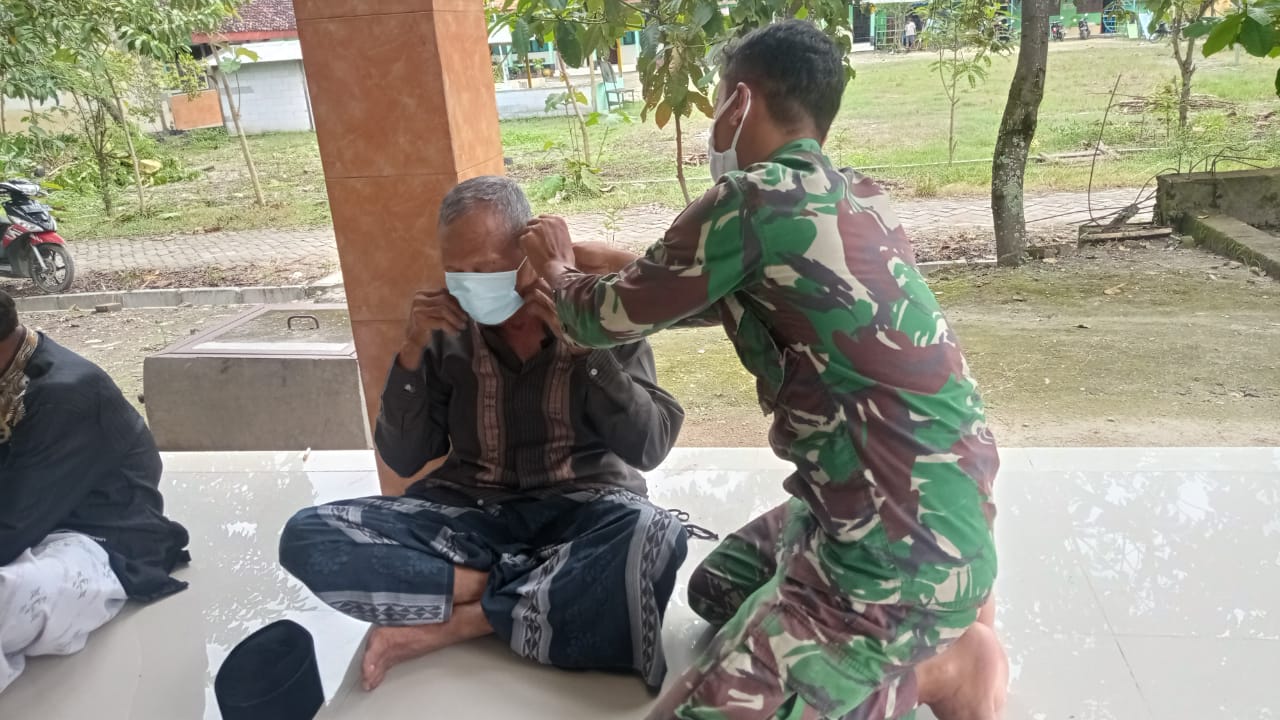 Bagi Masker Di Masjid, Satgas TMMD 110 Bojonegoro Ingatkan Protokol Kesehatan