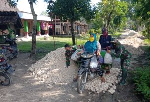 Penjual Belanja Keliling Tertolong Satgas TMMD 110 Bojonegoro