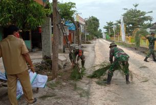 Jelang Pengaspalan Jalan TMMD Bojonegoro, Jalan Dibersihkan Satgas