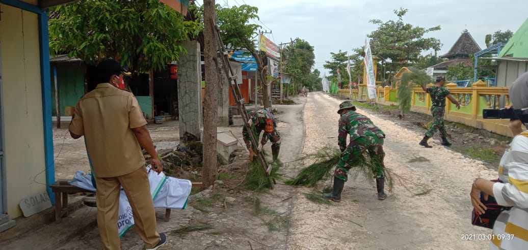Jelang Pengaspalan Jalan TMMD Bojonegoro, Jalan Dibersihkan Satgas