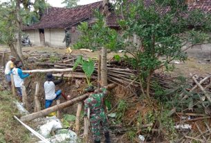 Satgas TMMD Bojonegoro Bersama Warga Lakukan Normalisasi Sungai