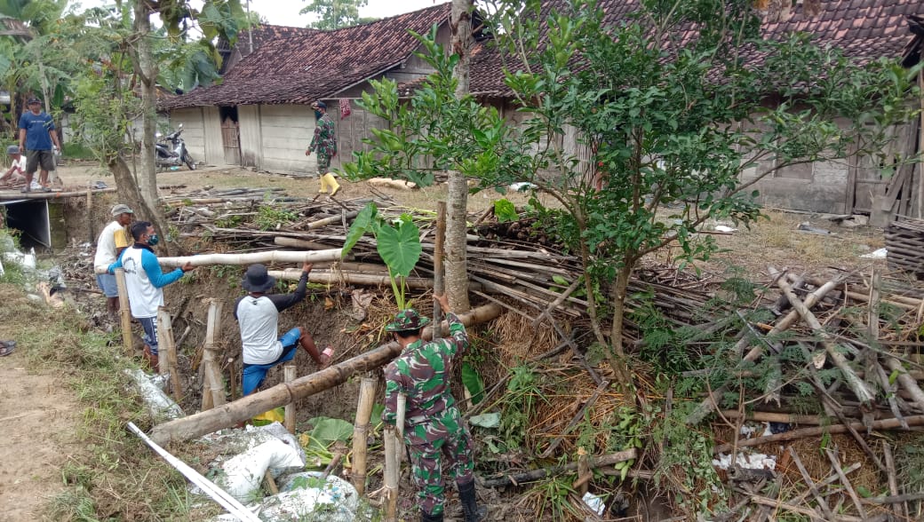 Satgas TMMD Bojonegoro Bersama Warga Lakukan Normalisasi Sungai