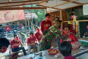 Tak Henti Memberi Masker, Satgas TMMD 110 Bojonegoro Lawan Sebaran Corona
