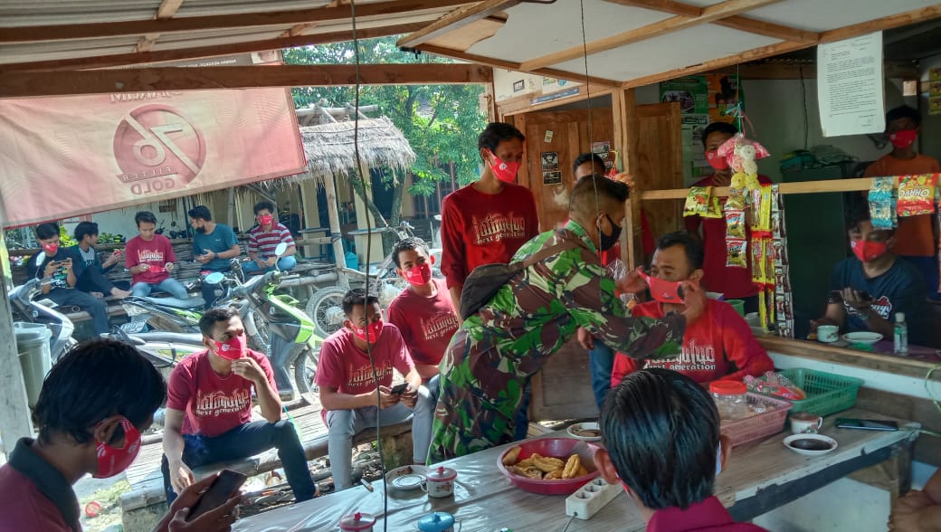 Tak Henti Memberi Masker, Satgas TMMD 110 Bojonegoro Lawan Sebaran Corona