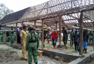 Hansip Antusias Gotong-royong Renovasi Rumah Warga Program TMMD 110 Bojonegoro