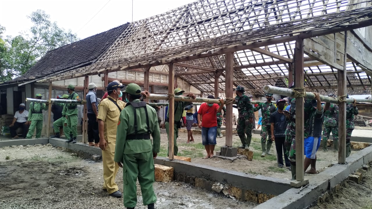 Hansip Antusias Gotong-royong Renovasi Rumah Warga Program TMMD 110 Bojonegoro