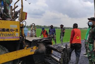 Percepat Pengaspalan, Warga Ngerancang Gotong Royong Bersama Satgas TMMD 110 Bojonegoro