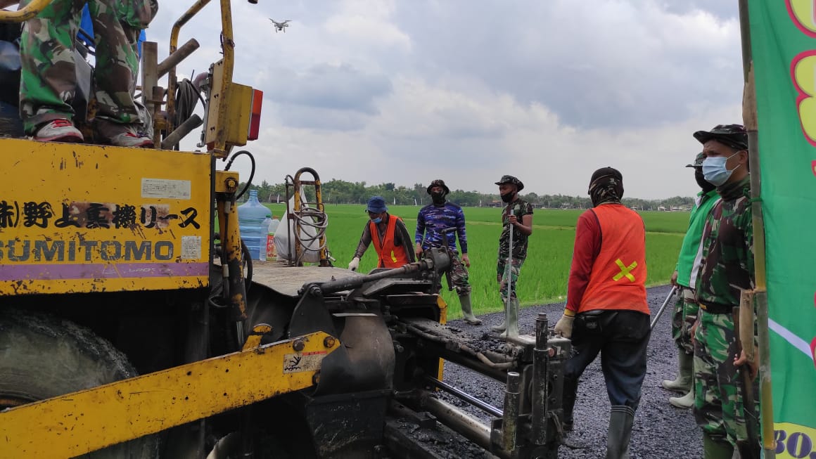 Percepat Pengaspalan, Warga Ngerancang Gotong Royong Bersama Satgas TMMD 110 Bojonegoro