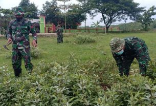 Satgas TMMD 110 Bojonegoro Bersihkan Lapangan Desa