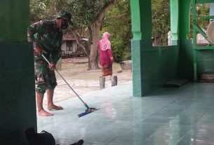 Satgas TMMD 110 Bojonegoro Bersihkan Masjid Demi Kenyamanan Jamaah