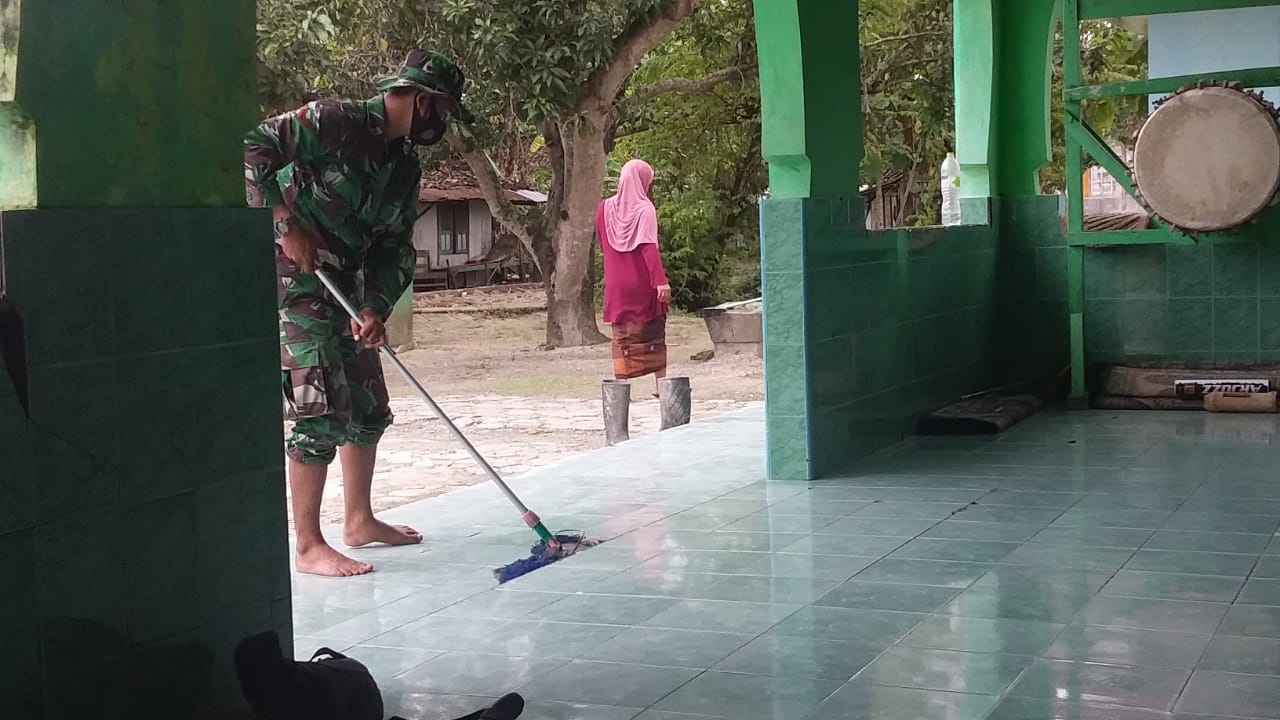 Satgas TMMD 110 Bojonegoro Bersihkan Masjid Demi Kenyamanan Jamaah