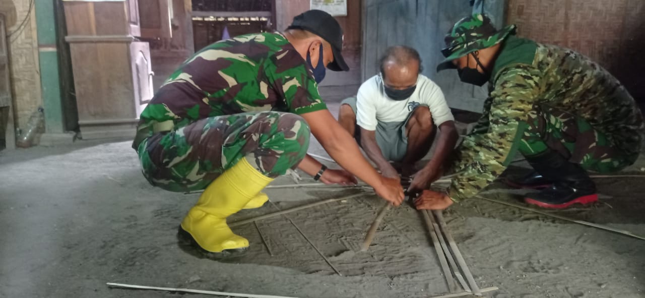 Satgas TMMD 110 Bojonegoro Cekatan Bantu Warga Bikin Kurungan Bambu