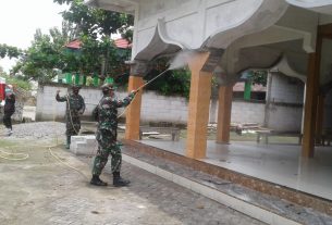 PMI Bojonegoro, Bersama TNI Semprot Fasilitas Umum Dilokasi TMMD 110 Tambakrejo