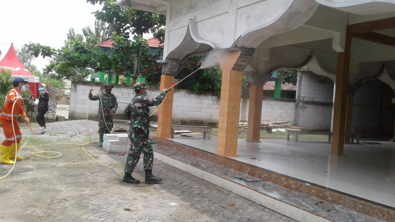 PMI Bojonegoro, Bersama TNI Semprot Fasilitas Umum Dilokasi TMMD 110 Tambakrejo