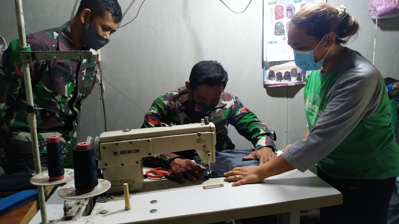 Cerita Anggota Satgas TMMD 110 Bojonegoro Belajar Menjahit