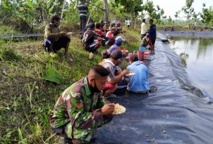 Satgas TMMD Bojonegoro Bersama Warga Nikmati Sarapan Pagi Di Sekitar Embung