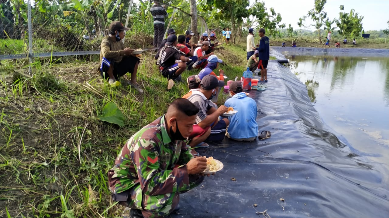 Satgas TMMD Bojonegoro Bersama Warga Nikmati Sarapan Pagi Di Sekitar Embung