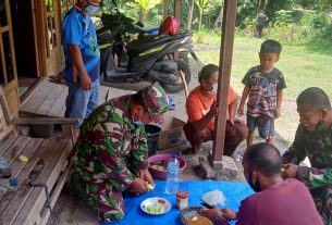 Makin Akrab, Warga Jatimulyo Ngerujak Bareng Satgas TMMD Bojonegoro