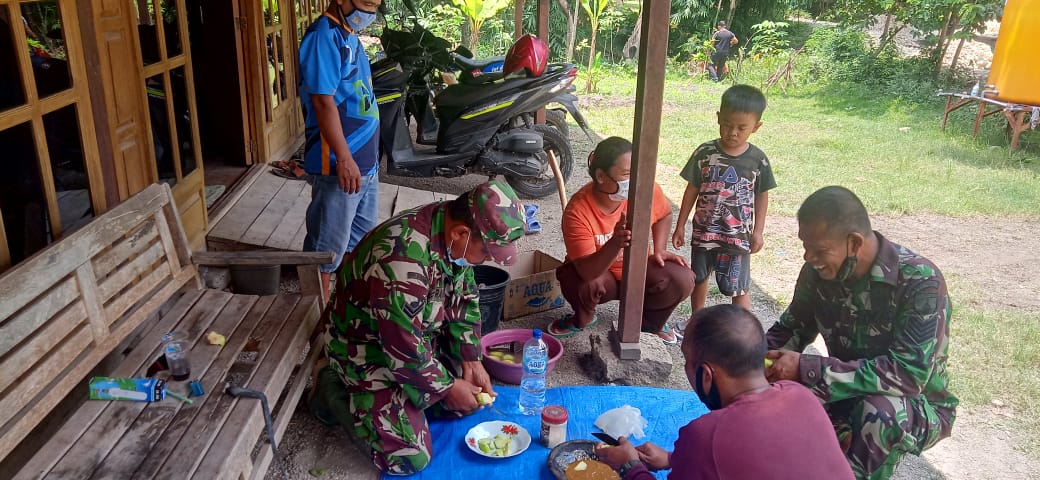 Makin Akrab, Warga Jatimulyo Ngerujak Bareng Satgas TMMD Bojonegoro