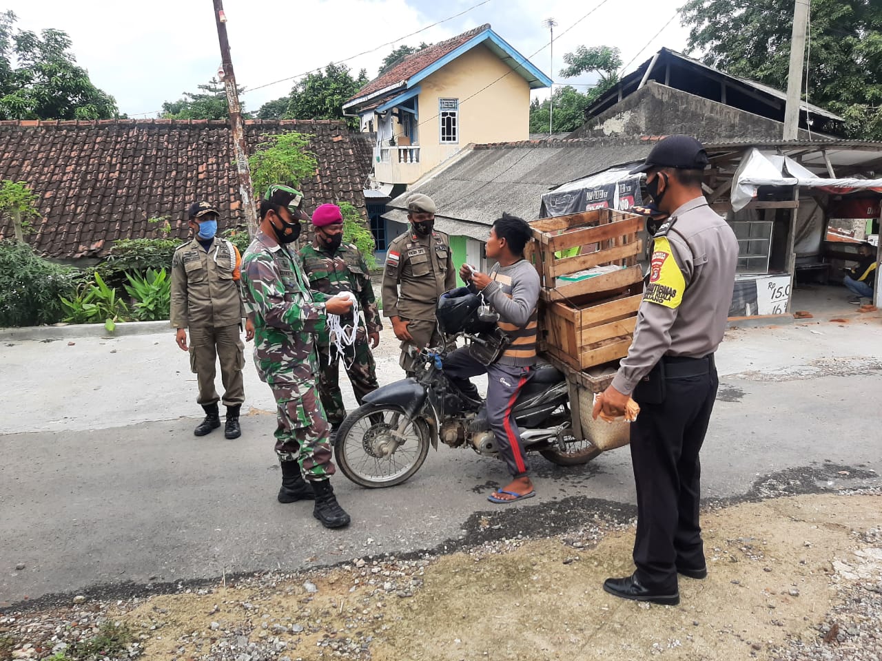 Serda Ismanto bersama dengan Tim Satgas penanganan Covid 19 berbagi masker