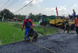 Garap Jalan Aspal, Warga Bersama Satgas TMMD Kodim Bojonegoro Gotong-Royong