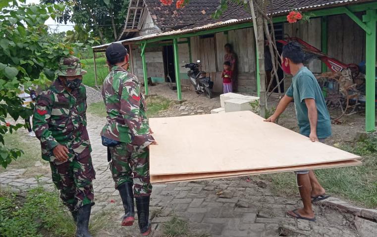 Warga Bersama Satgas TMMD Kodim Bojonegoro Kompak Kerjakan Program Aladin