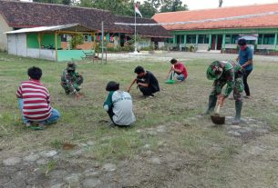 Karang Taruna Bareng Satgas TMMD Kodim Bojonegoro Bersihkan Halaman SD Jatimulyo