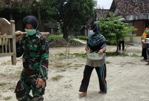 Warga Kirim Makan Untuk Satgas TMMD 110 Kodim Bojonegoro