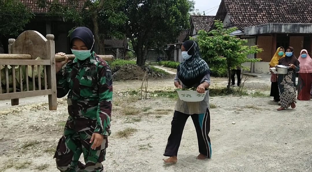 Warga Kirim Makan Untuk Satgas TMMD 110 Kodim Bojonegoro