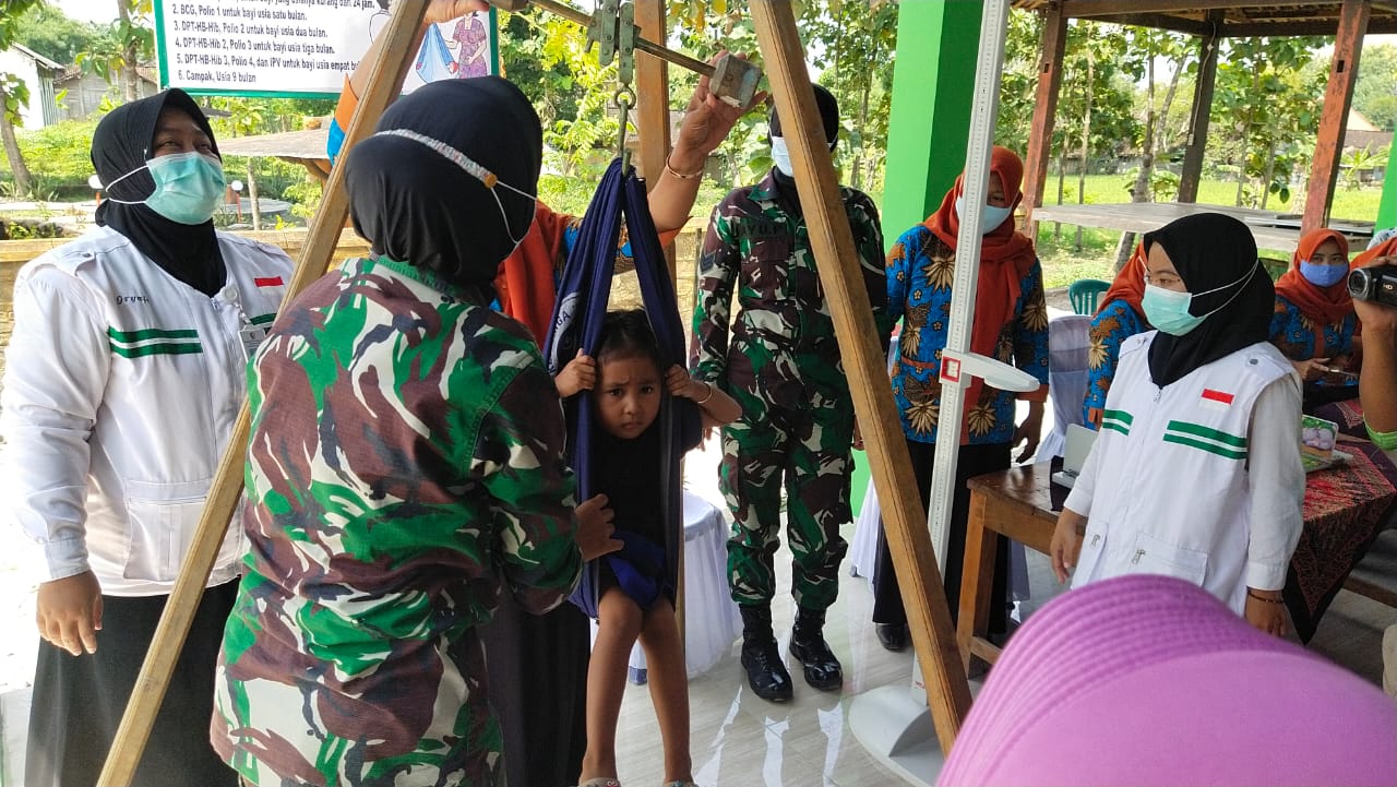 Serka (K) Ayu, Libatkan Diri Dalam Giat Posyandu Dilokasi TMMD Bojonegoro