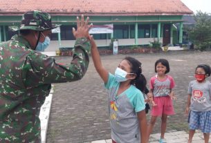 Satgas TMMD Kodim Bojonegoro Menjadi Sahabat Anak-Anak