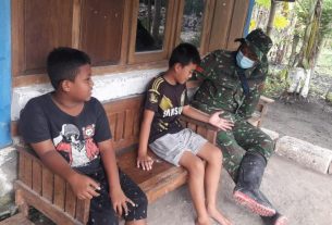 Tengah Bermain, Satgas TMMD Kodim Bojonegoro Tetap Ingatkan Anak-Anak Terapkan Disiplin Prokes