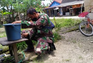 Sigap, Satgas TMMD Kodim Bojonegoro Benahi Tempat Cuci Tangan Yang Rusak