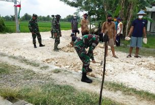 Dilokasi TMMD Bojonegoro, Wanita TNI Belajar Membuat Tikar Pandan