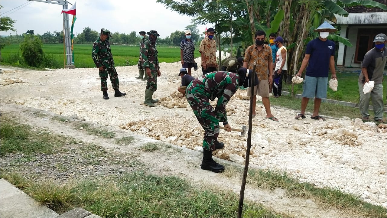 Dilokasi TMMD Bojonegoro, Wanita TNI Belajar Membuat Tikar Pandan