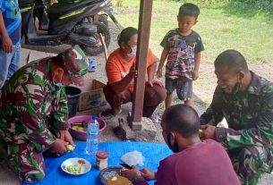 Begini Rujakan Ala Satgas TMMD Kodim Bojonegoro Bersama Warga