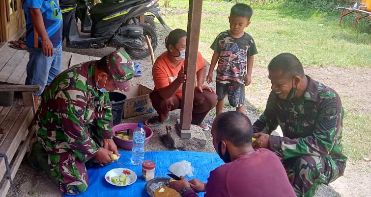 Begini Rujakan Ala Satgas TMMD Kodim Bojonegoro Bersama Warga