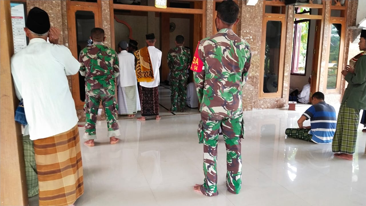 Di Tengah Kesibukan, Satgas TMMD Kodim Bojonegoro Tetap Jalankan Ibadah